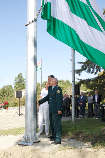Компания АКВАФОН установила в г.Гал 20 метровый государственный флаг РА (3)