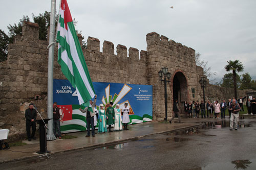 В городе Пицунда установлен государственный флаг РА (3)