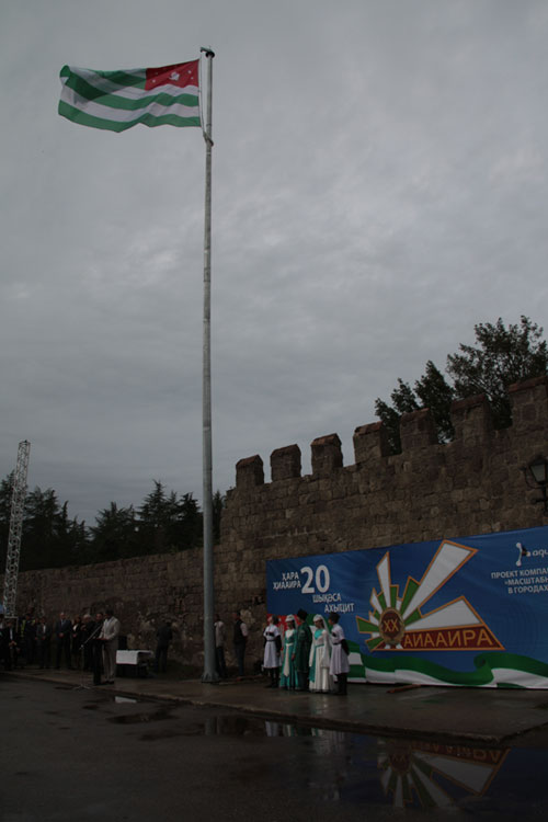 В городе Пицунда установлен государственный флаг РА (9)