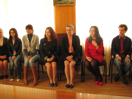 АКВАФОН вручает персональную стипендию студентам  Абхазского Государственного Университета(2)