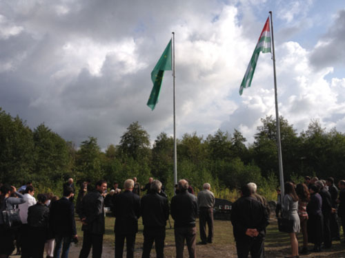 Установка флагов в память о погибших (1)