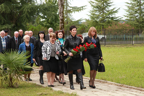 На могиле Валерия Гамгия поднят Государственный флаг РА(2)
