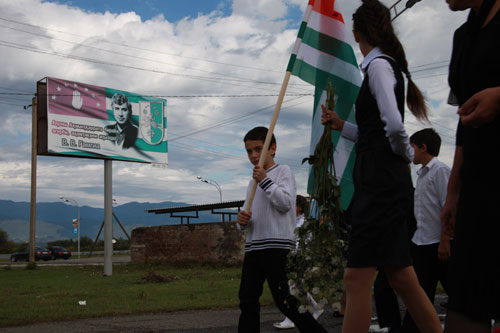 На могиле Валерия Гамгия поднят Государственный флаг РА(4)