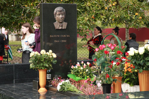 На могиле Валерия Гамгия поднят Государственный флаг РА(5)