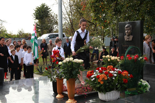 На могиле Валерия Гамгия поднят Государственный флаг РА(6)