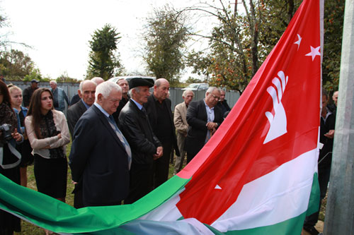 На могиле Валерия Гамгия поднят Государственный флаг РА(7)
